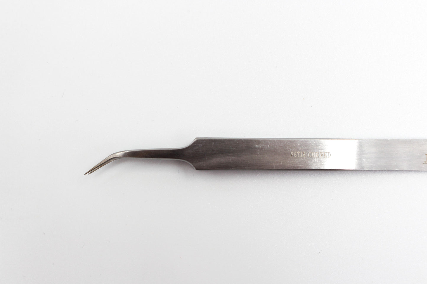 Petite pince à épiler incurvée